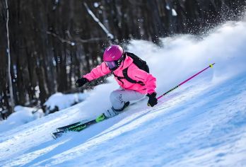 亚布力滑雪一日游【纯玩|滑雪3小时|含雪具|上门接】【我们的滑雪场地是25年亚冬会举办场地，具有初中级雪道和高级雪道，满足不同滑雪爱好者的需求。】