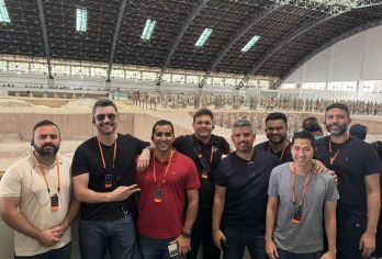 西安精华一日游：兵马俑、城墙、宝塔、回民街【凝视着这些拥有2200年历史的武士雕像，每一尊雕像都有着独特的面容，它们静静地列队守护着中国的第一位皇帝。 骑自行车环绕建于 14 世纪的明代城墙（可选），欣赏西安新旧城区的全景。 欣赏完这座唐代佛教塔后，可以前往回民街的小吃摊，品尝香辣羊肉串和香脆柿饼。】