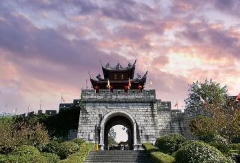 贵州贵阳出发包车9小时一天游青岩古镇+红枫湖/快速打卡自由行【古镇烽烟映湖光，布依渔歌醉夕阳。】