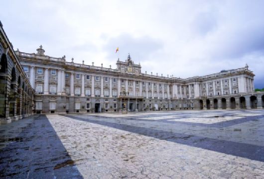 西班牙马德里+马德里王宫+普拉多博物馆+格兰大道一日游【王宫与教堂联游：一次性游览欧洲第三大皇宫与风格混搭的主教座堂，感受皇家气派与宗教艺术的碰撞】