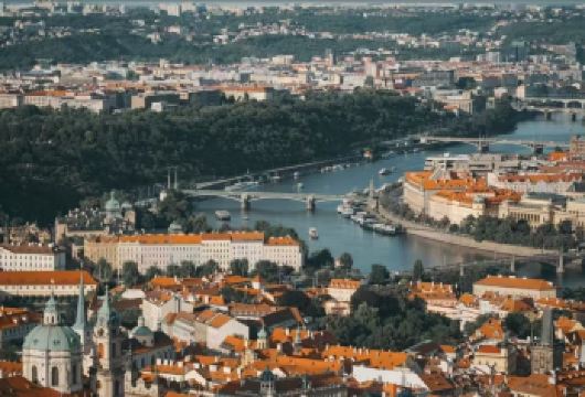 布拉格城堡+洛克维兹宫+黄金巷+圣乔治大殿+纪念碑一日游【串联王室地标与私人馆藏，从加冕圣地到隐秘街巷全体验。】