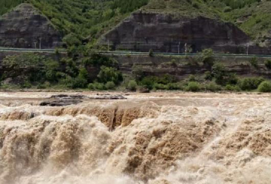 临汾出发：临汾壶口瀑布+小西天+广胜寺直通车【壶口瀑布，看奔腾的黄河在此收束为壶，雷霆万钧，倾泻而下。这不仅是自然的奇观，更是民族精神的磅礴写照。】