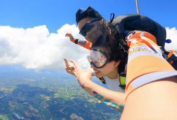 成都洛带跳伞基地一日游【成都洛带4000米跳伞+摄像跟拍】【[刺激嗨玩]4000米高空跳伞，高清摄像跟拍】