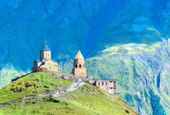 格鲁吉亚高光打卡一日游：阿娜努日要塞、卡兹别克山、友谊纪念碑【无需签证，说走就走，欧洲云端村落的石屋碉楼错落，老妪编织斯瓦涅季羊毛披肩的织机声回荡；圣玛利亚教堂俯】