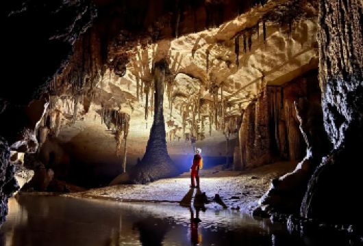 桂林燕子洞半日游：打卡王一博同款探洞+探洞装备+接送咨询【[探洞体验]穿越地心探索未知世界+绳索悬空绳降20米+“至暗时刻-向光而行”黑暗行走体验+洞穴寻宝】