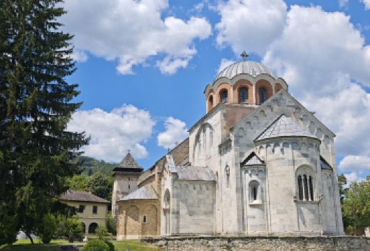 贝尔格莱德出发｜塞尔维亚修道院与湖泊秘境游【1. 斯图德尼察修道院的白色大理石教堂与千年壁画，在冬日雪景中显神圣，东正教文化沉浸式体验。】