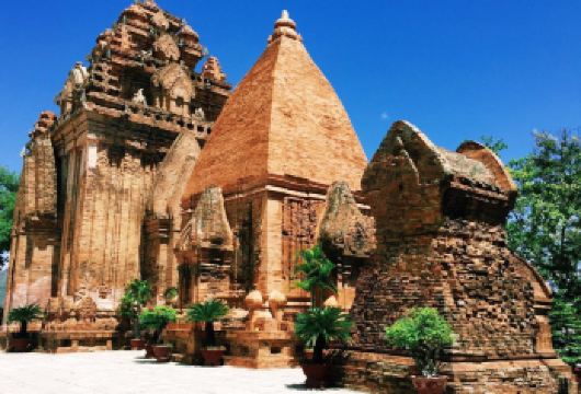 越南芽庄市区一日游【大教堂+隆山寺+婆那加占婆塔+钟屿石岬角【芽庄市区经典景点一网打尽，一站式打卡芽庄特色】