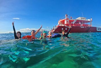 长滩岛红鲸派对游轮【登上这艘热闹非凡的长滩岛派对游艇，尽情感受活力四射的岛屿氛围。 在日落巡航之旅中，伴着现场DJ播放的音乐翩翩起舞。 参加浮潜、桨板冲浪或滑入海中等有趣的水上活动，让你的冒险之旅更上一层楼。】