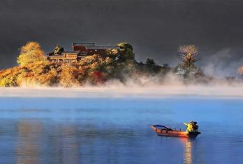 丽江泸沽湖一日游【摩梭风情+猪槽船+360°环湖游】【（精选线路）品质线路，旅游套餐泸沽湖一日游，全程用车无缝接送、为您带来舒适的旅行体验。】