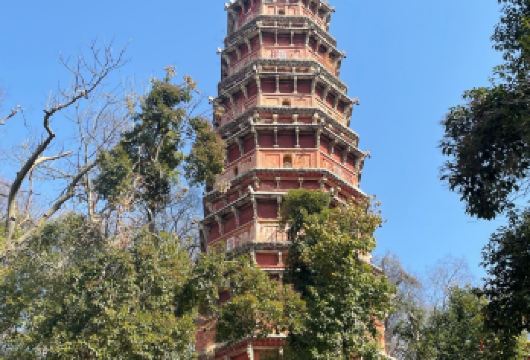 探索武汉长春观：传统道教文化导览之旅【武汉长春观专业导览游，为国际游客探索正宗道教仪式、哲学与核心习俗。 长春观神仙故事的生动现场讲述，将神话与现实交融，让您感受中国神话的魅力。 武汉小众体验：静谧道观探秘；当地向导讲述道教文化在现代武汉的传承。】