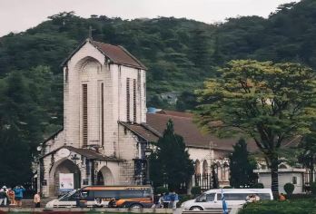 越南沙巴SaPa散拼一日游—石头教堂+沙巴湖泊+尚庙+母寺【越南民族特色+法式浪漫风情：百年石头教堂+沙巴古街、湖泊+尚庙+母寺】