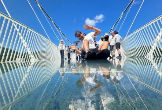 大峡谷玻璃桥与黄龙洞一日私人游【探访中国**最长的洞穴 惊叹于形状各异的钟乳石奇观 体验大峡谷*高*长的玻璃桥】