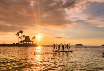 亚庇：2 小时立式桨板探险之旅，专业教练指导【乘坐立式桨板探索丹戎阿雷海滩清澈见底的海水 在向导的指导下，学习如何使用立式桨板在河上航行。 用洗发水、护发素和沐浴露让自己清爽一下。】