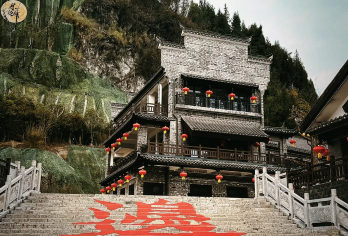 一脚踏三省边城+芙蓉镇+原生态苗寨一日游【赠凤凰苗服旅拍】【[特别赠送]凤凰古城限定礼遇，赠价值118元苗服体验，附赠2张电子照片，免费解锁苗疆少女】