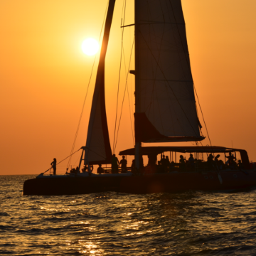 希腊圣托里尼豪华双体帆船日落巡游|含游艇烧烤及酒水|酒店接送