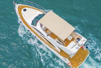 【散拼/包船】三亚豪华游艇出海3小时，海钓体验等，可接定制【[丰富玩乐]三亚豪华游艇出海3小时游玩，拼船或包船，多套餐多班次可选，赠水果饮料，海钓体验等】