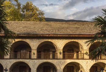 【免签高加索：阿塞拜疆包车一日游 阿拉赫奇铜器古村体验​​】【+拜火教祭祀台探秘，无需签证，说走就走，拉赫奇村铜匠用13世纪技法锻造铜壶，可定制刻字，】