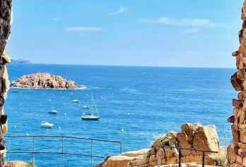 巴塞罗那托萨小镇【蓝色大海的传说】包车日游【中文专车】【Tossa小镇包车一日游[蓝色大海取景地]从巴塞罗那出发—灯塔—城墙—石门—海滩，地中海世外桃源】