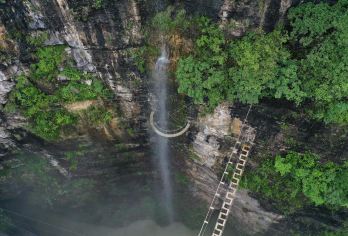 贵阳双地标嗨玩！猴耳天坑×桃源河漂流|从悬崖漫步到浪尖尖叫！【专属中文司机、舒适包车出行、景点随心调、更多VIP定制需求，欢迎咨询！】
