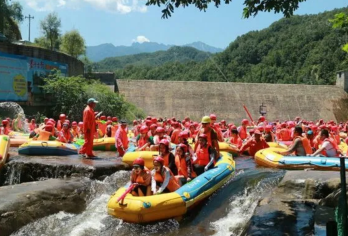 平顶山尧山大峡谷漂流一日游【洛阳出发】【鲁山县尧山大峡谷漂流既有急流险滩，又有平湖深潭，是漂流的理想河段。】