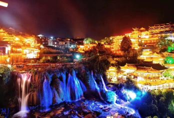 芙蓉镇夜景+芙蓉镇瀑布+半山部落一日游【无需早起/轻松出行】【“挂在瀑布上的千年古镇”芙蓉镇--夜景芙蓉镇！】