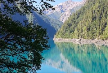 九寨沟风景区一日游【接站 松潘站-九寨沟 商务车或大巴车】【松潘高铁站接站出发送九寨沟口，舒适商务车可送到九寨沟景区沿途酒店；大巴车是固定下车点】