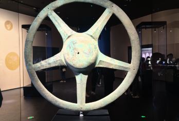 三星堆往返私人接送【专车及司机提供方便快捷的酒店至三星堆博物馆往返服务。 从成都直达三星堆博物馆。 可以提供英文导游讲解三星堆博物馆。】