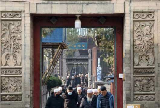 **体验-穆斯林街区之钥-私人清真寺与穆斯林家庭探访【超越常规旅游路线。使用专属“文化钥匙”，开启宁静的大清真寺之旅，并深入当地穆斯林家庭的温馨生活 远离人群，开启一场私密而深入的清真寺探索之旅。这里不仅是礼拜场所，更是一部鲜活的文明对话录。 尊享访问：基于深厚的社区信任，我们获准探访当地穆斯林家庭。这是一次真实的邀约。】