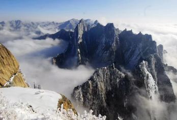 华山一日游（西安往返大巴+赠送登山三宝】【[返程滚动发车]华山返程车，坐满一辆走-辆，早下山的早回，晚下山的晚回，无需干等迟到的游客。】