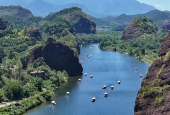 江西龙虎山风景区一日游【嗣汉天师府 悬棺表演 泸溪河漂流】【南昌往返·省心无忧无需辗转。纯玩无购物，一日尽览龙虎山丹霞奇观与道教文化，行程紧凑不赶路。】