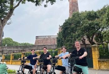 河内文化遗产及当地生活一日游【一座令人惊叹的新哥特式教堂，是法国殖民影响的见证。 探索朗湖村迷宫般的魅力 B-52 河内湖因其引人入胜的历史而得名，这段历史可以追溯到越南战争时期。】