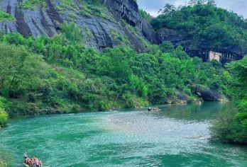 武夷山一日游九曲溪竹筏漂流+天游峰+武夷宫20人团含门票午餐【20 人精品小团配置，搭配专属导游全程讲解，行程宽松不拥挤，兼顾游玩舒适度与观景深度】