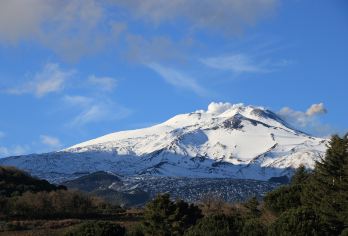 意大利西西里岛埃特纳火山一日游/可选观赏落日美景|多城市接送【游览世界自然遗产埃特纳火山，欣赏熔岩流和黑色火山堆的奇特景观！】
