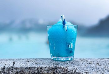 冰岛+法格拉达尔火山+蓝湖一日游【蓝湖温泉疗愈之旅+上门接送【冰岛蓝湖温泉，是每个来冰岛旅行者的定会去的打卡地。温暖的矿物质水、与大自然融为一体的壮丽景观】