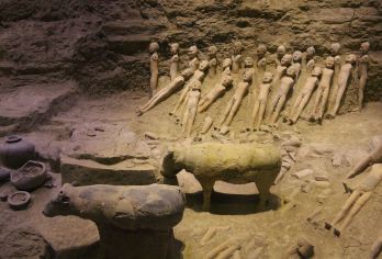 西安兵马俑和韩阳陵私人一日游【一天之内对比秦朝真人大小的兵马俑和汉代的微型陶俑——一段穿越500年古代丧葬传统的旅程 避开人潮，选择合适的游览时间，包括参观兵马俑较为安静的坑道和参观韩阳陵的玻璃地板考古博物馆。 私人场所，不设购物站！】
