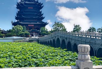 苏州拙政园+阳澄湖+金鸡湖+东方之门一日游可英文服务【提供多语种服务、全程专车接送、热门景点门票代订一站式旅行服务】