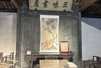 【跟着课本游】鲁迅故里+百草园+三味书屋深度讲解拼团半日游【走进保存完好的周家台门，亲身感受文学巨匠的童年生活场景与历史氛围。】