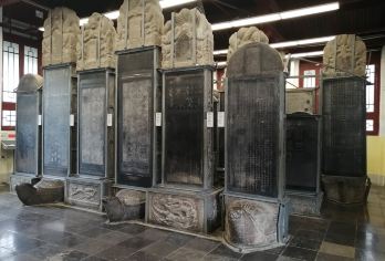 【10人团】西安碑林博物馆研学一日游+手工拓片体验+精美茶歇【[专业讲解·深度解读]由中高级导游带队，深入讲解碑林浩瀚文物背后的历史脉络与书法艺术。】