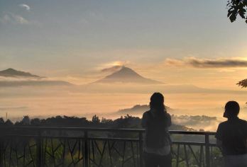 日出 Punthuk Setumbu、婆罗浮屠寺和普兰巴南寺 |多语言【乘坐舒适的空调车进行全日游，探索日惹丰富的艺术和文化遗产。 从 Punthuk Setumbu 山上欣赏令人惊叹的日出，远眺标志性的婆罗浮屠寺，然后近距离参观。 结束一天的行程，探索宏伟的普兰巴南寺，这是印度尼西亚*大、*重要的印度教寺庙建筑群。】