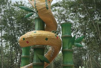 柔佛古来日游 | 普陀村+壁画街+美食+购物 [新山出发]【走进普陀村竹林与沙威新村壁画街，竹影与色彩交织之间，细细体会柔佛独有的文化与生活气息。】