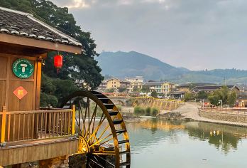 南靖云水谣古镇+福建土楼(南靖)景区一日游【含餐+上门接送】【[古风小镇]慢走在茶马古道石板路，远离城市喧器，见秋水与碧云相逢出。】