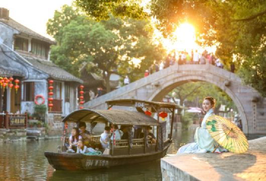 乌镇+南浔古镇(18人内小团)可选东西栅，坐2+1头等舱大巴【[特色安排]尊享2+1头等舱大巴，坐航空座椅，赠送乌篷船拼装模型，不早起不赶路，真纯玩无自费！】