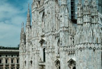 米兰经典一日游：大教堂+城堡+科莫湖，漫步时尚之都【时尚之都一日漫游，品味意式咖啡与设计美学，穿梭艺术与潮流之间，体验米兰独特魅力，轻松享受精致旅程！】