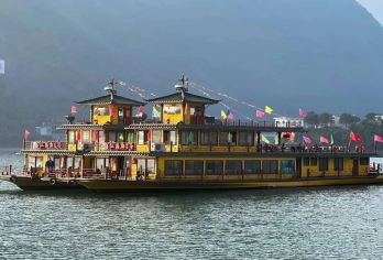 【8人小团】九黎城+景区讲解+乌江画廊精华段·万足登船一日游【[真材实料]一直被模仿从未被超越，体验真正的“船在江中行，人在画中游”百里乌江画廊精华段风景区】