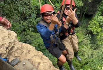 日惹一日游：Jomblang 洞穴探索和趣味冒险【绳降探险：准备好体验惊险刺激的洞穴绳降之旅吧！您将从大约 60 米高处绳降而下。安全装备和经验丰富的向导将全程陪同。 地下森林：进入其中，您将被地下森林郁郁葱葱的植被所吸引，阳光透过缝隙照射进来，使这里生机勃勃。 天光：继续前行，您将目睹令人着迷的“天光”现象，阳光穿透洞穴，形成一道道光柱。】