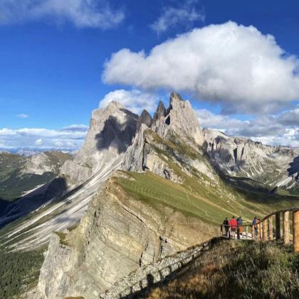 意大利米兰出发多洛米蒂卡雷扎湖-休斯高原-刀锋山一日游