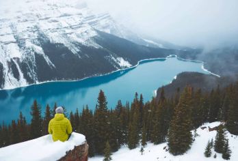 加拿大班夫国家公园一日游<轻徒步·佩图湖+弓湖/明尼万卡湖>【季节限定· 佩图湖雪地徒步，明尼万卡湖观“气泡湖”自然奇观，尽览落基山脉的精华景点】
