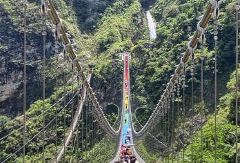 台中南投｜双龙瀑布&七彩吊桥 一日游【吊桥有彩虹的七色桥面，以百步蛇图腾装饰的护栏，将布农族的特色呈现吊桥上】