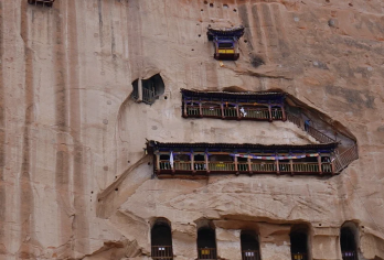 马蹄石窟群+平山湖大峡谷一日游【可选8人头等独立座上门接送】【[8人豪华头等舱]最多8人，1+1座 席舒适安全性能高，精品推荐，张掖西站、主城区酒店免费接送。】