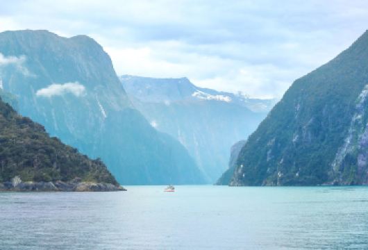 新西兰皇后镇往返米尔德福峡湾一日游【中文小团+镜湖+艾格林】【中文小团，一对一专属中文客服，避免大团的拥挤杂乱，又能get 当地景观的特色信息，品质有保障】